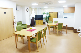 大阪府にあるグループホーム フォーユー緑橋の居間・食堂