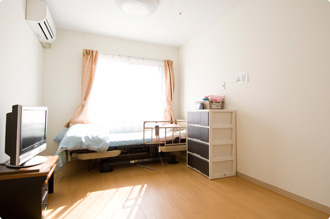 大阪堺市にある老人ホームフォーユー堺深井の快適な居室